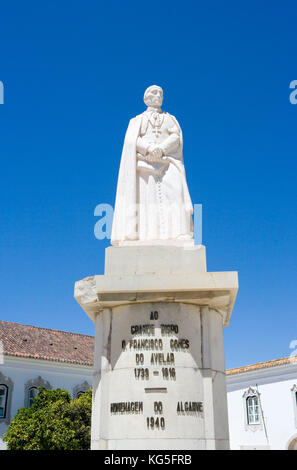 Faro, Largo da Sé, Kirchhof, Cidade Velha, vor der Kathedrale das Denkmal des Bischofs Francisco Gomes do Avelar in 1739 - in 1816 Stockfoto