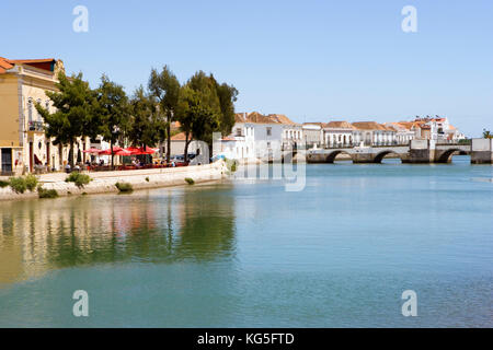 Tavira, Fluss Rio Gilao, teilt die Stadt in zwei Teile, römische Brücke, Ponte Romana Stockfoto