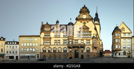 Werdau, Sachsen. Das historische Rathaus der Kreisstadt Werdau in Westsachsen. Der Marktplatz in der linearen Visualisierung im multiperspektivischen Panorama Stockfoto