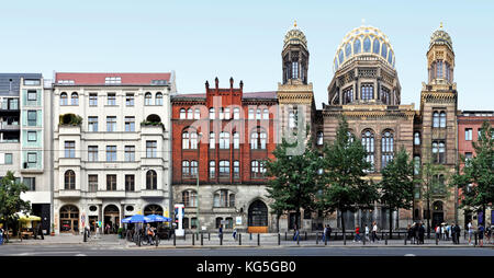 Berlin, Mitte, Oranienburger Straße mit neuer Synagoge (Centrum Judaicum) in linearer Darstellung, Streetline multiperspektivische Fotografie, Stockfoto