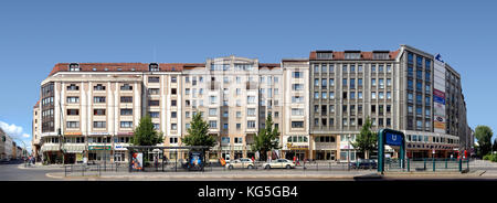 Berlin, Mitte, Friedrichstraße, Nordseite der Spree, vorgefertigte Gebäude in linearer Darstellung, Streetline multiperspektivische photographieim Detail werden einige Straßenbahndrähte wegen der Bildkomposition geschnitten. Stockfoto