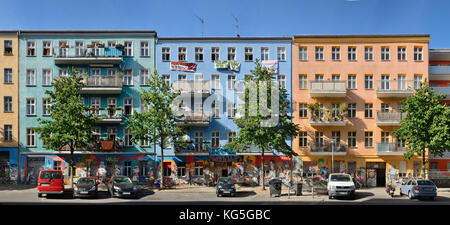 Berlin, Deutschland. Die Rigaer Straße (Straße) 93, 94 und 95, alternative Szene Kiez und ehemaliges besetztes Haus im Berliner Bezirk Friedrichshain. Stockfoto