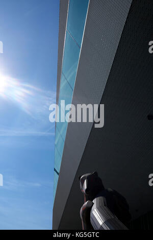 Aarhus, Dokk1 - die größte Bibliothek Skandinaviens, Architekturdetail, Bärenskulptur Stockfoto