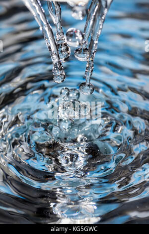 Spritzwasser fällt. Frische, blaue Wasser. natürliche Hintergrund. Stockfoto