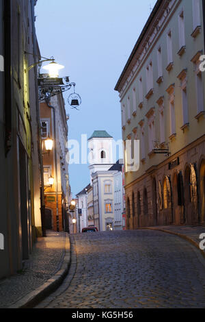 Schutstergasse (Straße), Pfarrkirche St. Michael (Kirche), bei Dämmerung, Altstadt, Passau, Niederbayern, Bayern, Deutschland, Europa, Stockfoto