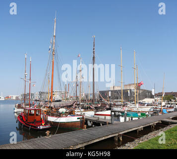 Deutsches Auswandererhaus, Boote in Neuer Hafen, Neuer Hafen, Bremerhaven, Bremen, Deutschland Stockfoto