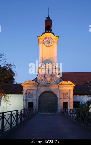 Uhrenturm, Neues Schloss, Bayerisches Armeemuseum in der Abenddämmerung, Ingolstadt, Oberbayern, Bayern, Deutschland, Europa Stockfoto