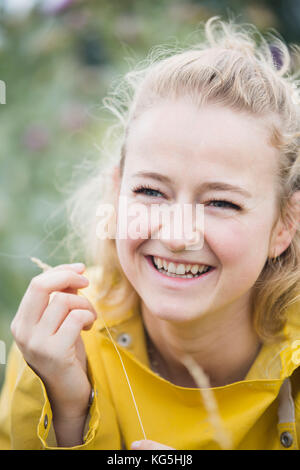 Junge Frau in der Natur lächeln Stockfoto