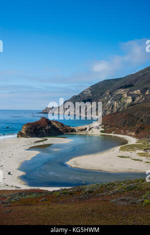 Big Sur Fluss fließende heraus in den Pazifischen Ozean im Andrew Molera State Park südlich von Monterey, CA, Big Sur, Kalifornien, USA Stockfoto