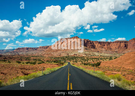 Straße durch den Capitol Reef National Park, Utah, USA Stockfoto