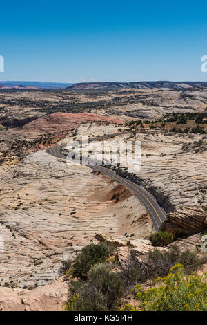 Die Straße führt durch das Grand Staircase Escalante National Monument, Utah, USA Stockfoto