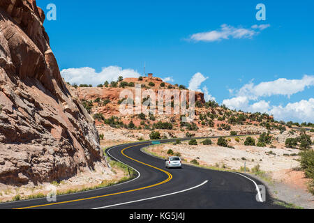 Die Straße führt durch das Grand Staircase Escalante National Monument, Utah, USA Stockfoto