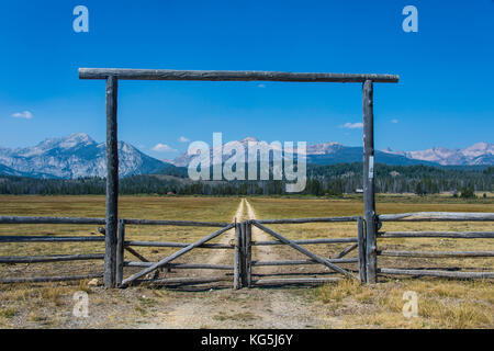 Tor zu einer Ranch in einem Tal nördlich von Sun Valley, Sawtooth National Forest, Idaho, USA