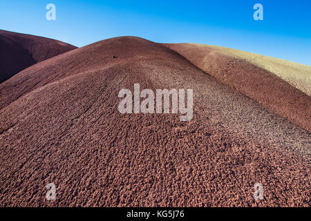 Mehrfarbiger Schichtenberg in der Painted Hills Unit im John Day Fossil beds National Monument, Oregon, USA Stockfoto