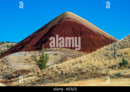 Mehrfarbiger Schichtenberg in der Painted Hills Unit im John Day Fossil beds National Monument, Oregon, USA Stockfoto