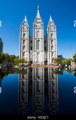 Mormon-Salzsee-Tempel, der sich in einem kleinen Teich spiegelt, Salt Lake City, Utah, USA Stockfoto