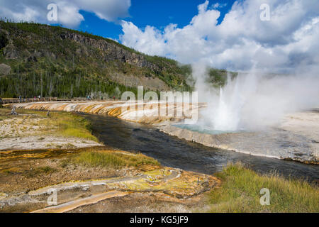 Cliff Geysir im schwarzen Sand Basin ausbrechenden, Yellowstone National Park, Wyoming, USA Stockfoto