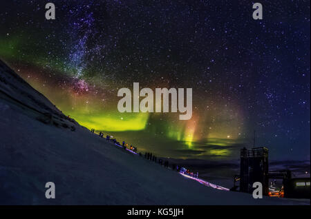 Die Menschen genießen und Fotografieren der Aurora borealis oder northern lights am Abisko sky Station, abisko, Lappland, Schweden. kalte Temperaturen von bis zu -47 Grad Celsius. Stockfoto