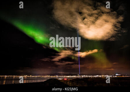 Aurora borealis oder northern lights mit der Imagine Peace Tower, Reykjavik, Island Stockfoto