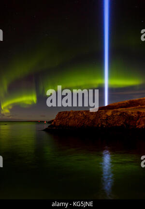 Lichtstrahl, der von der Imagine Peace Tower und Aurora borealis, videy, Reykjavik, Island Stockfoto