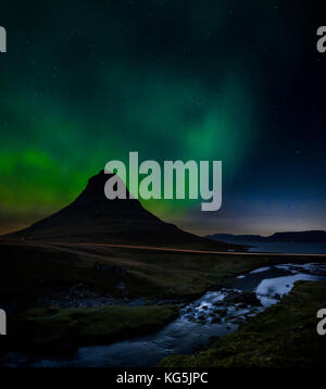 Aurora borealis über mt Kirkjufell und Wasserfall, Halbinsel Snaefellsnes, Island Stockfoto