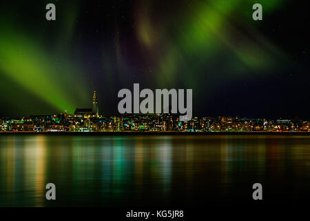 Aurora borealis oder nordlichter über die Skyline von Reykjavik, Reykjavik, Island Stockfoto