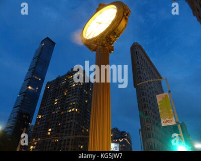 New York City, Flatiron District mit Old Clock bei Nacht Stockfoto