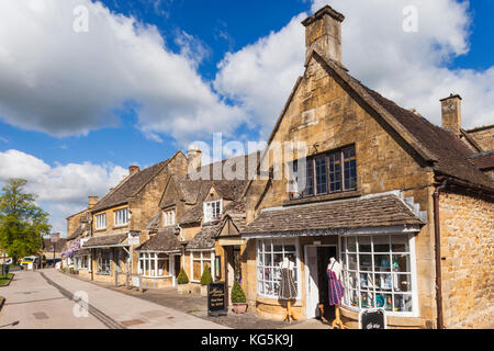 England, Cotswolds, Worcestershire, Broadway, Geschäfte in der High Street Stockfoto