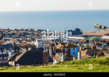 England, East Sussex, Hastings, Blick auf die Altstadt von West Hill Stockfoto