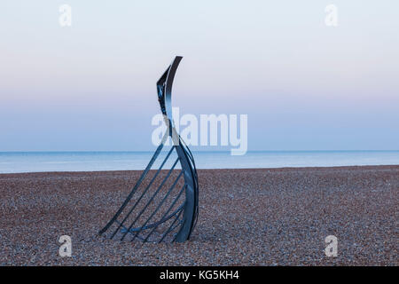 England, East Sussex, Hastings, Hastings Beach, Skulptur mit dem Titel "Die Landung" von Leigh Dyer Stockfoto