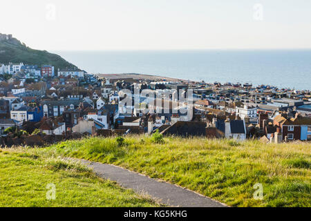 England, East Sussex, Hastings, Blick auf die Altstadt von West Hill Stockfoto