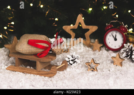 Weihnachtsdekoration mit Schlitten Sterne Wecker Schneeflocken Stockfoto