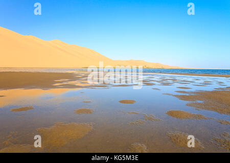 Sanddünen in der Lagune neben dem atlantischen Ozean reflektierten Walvis Bay Namib Wüste Erongo Region, Namibia Südafrika Stockfoto