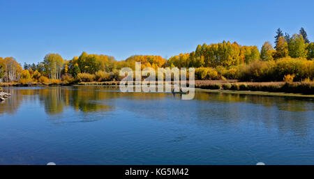 Zwei Menschen schweben entlang der Deschutes River Paddle Trail in einem Kanu, auf den Deschutes River in der Nähe von Bend, Oregon. Menschen unkenntlich. Stockfoto