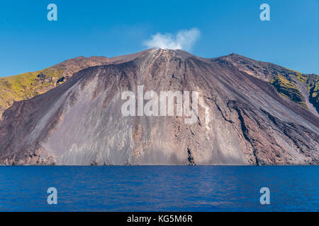 Stromboli, Messina, Sizilien, Italien, Europa. Die sciara del fuoco (Feuerstrom) der Vulkaninsel Stromboli Stockfoto