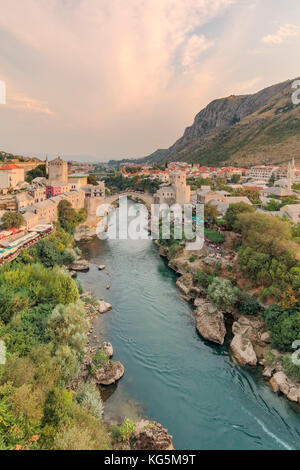 Erhöhte Ansicht des Flusses Neretva, der von der Alten Brücke (Stari Most) in der Altstadt von Mostar, Föderation von Bosnien und Herzegowina überquert wird Stockfoto