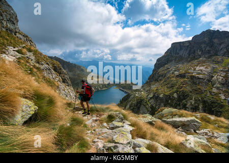 Europa, Italien, Wanderer in Bergamasker Alpen, Provinz von Bergamo. Stockfoto