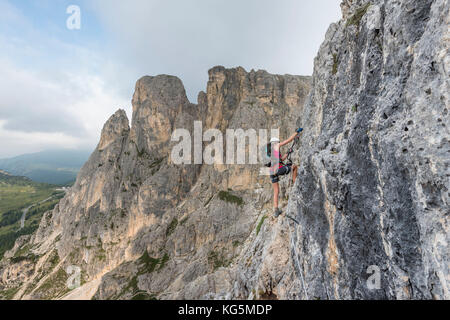 Col dei Bos, Cortina d'Ampezzo, Provinz Belluno, Venetien, Italien. Bergsteiger auf dem Klettersteig degli Alpini Stockfoto