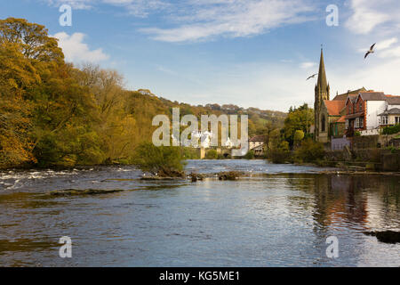 Blick auf den Fluss Dee und die ländliche walisische Stadt Von Llangollen in Nord Wales Vereinigtes Königreich Stockfoto