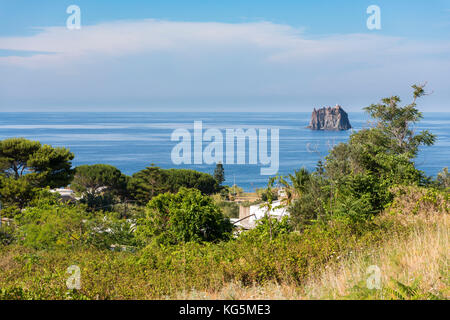 Dorf in der Nähe von Stromboli in Messina, Sizilien, Italien, Europa. Stockfoto