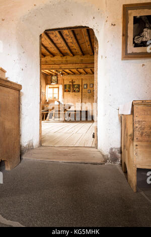 Ein Blick in das Innere eines alten Landhauses im Sarntal, Provinz Bozen, Trentino, Alto Adige, Südtirol, Italien Stockfoto