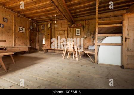 Ein Blick in das Innere eines alten Landhauses im Sarntal, Provinz Bozen, Trentino, Alto Adige, Südtirol, ital Stockfoto