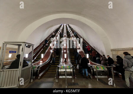 Russland, Moskau, Komsomolskaja Metro. Die Menschen auf der Rolltreppe. Stockfoto