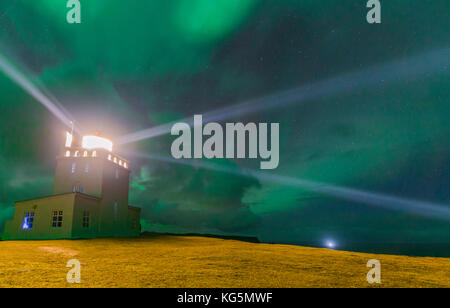 Dyrholaey Leuchtturm bei Nacht, Vik ì Myrdal, Island Stockfoto