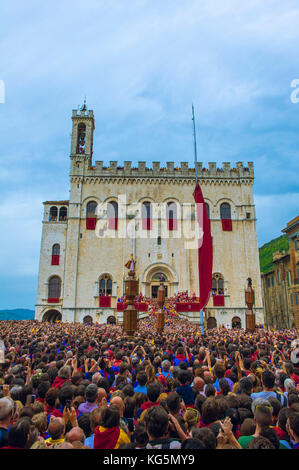 Gubbio, Umbrien, Italien. Die Menschen auf der Piazza Grande bereit für die steigende der Kerzen, die Wirtschaftsgeschichte. Stockfoto