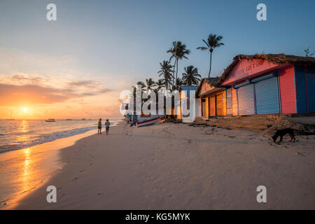 Playa Bavaro, Punta Cana, Higuey, Punta Cana, Dominikanische Republik. Umkleidekabinen am Strand bei Sonnenaufgang. Stockfoto