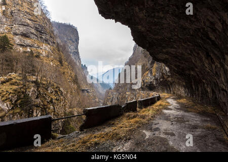 Die alte Via Mala di scalve, dezzo di scalve, Val di scalve, Provinz Bergamo, Lombardei, Italien. Stockfoto