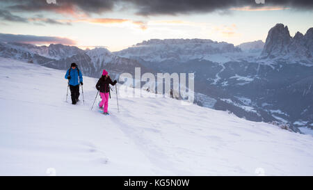 Ein paar Touristen in einem frühen Morgen Winter Wandern in Gröden, Provinz Bozen, Südtirol, Trentino Alto Adige, Italien, Europa Stockfoto