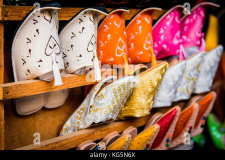 Fes, Marokko, Nordafrika. Detail von typischen marokkanischen farbigen Schuhen. Stockfoto