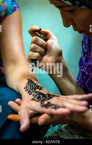 Fes, Marokko, Nordafrika. Henna Tattoo auf der Hand für einen Touristen. Stockfoto